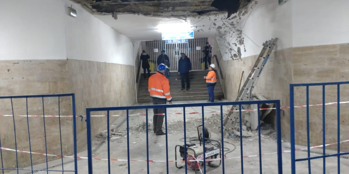 FOTO. O porțiune din tavanul pasajului subteran de lângă Gara Oradea s-a prăbușit | Trecerea a fost închisă