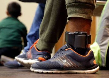 Fondurile pentru supravegherea cu ajutorul brățărilor electronice a celor acuzați de violență domestică, aprobate de Guvern