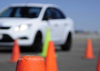 Cursurile de conducere defensivă au fost introduse în Codul Rutier | Șoferii care le urmează beneficiază de deducerea din impozit a contravalorii cursurilor