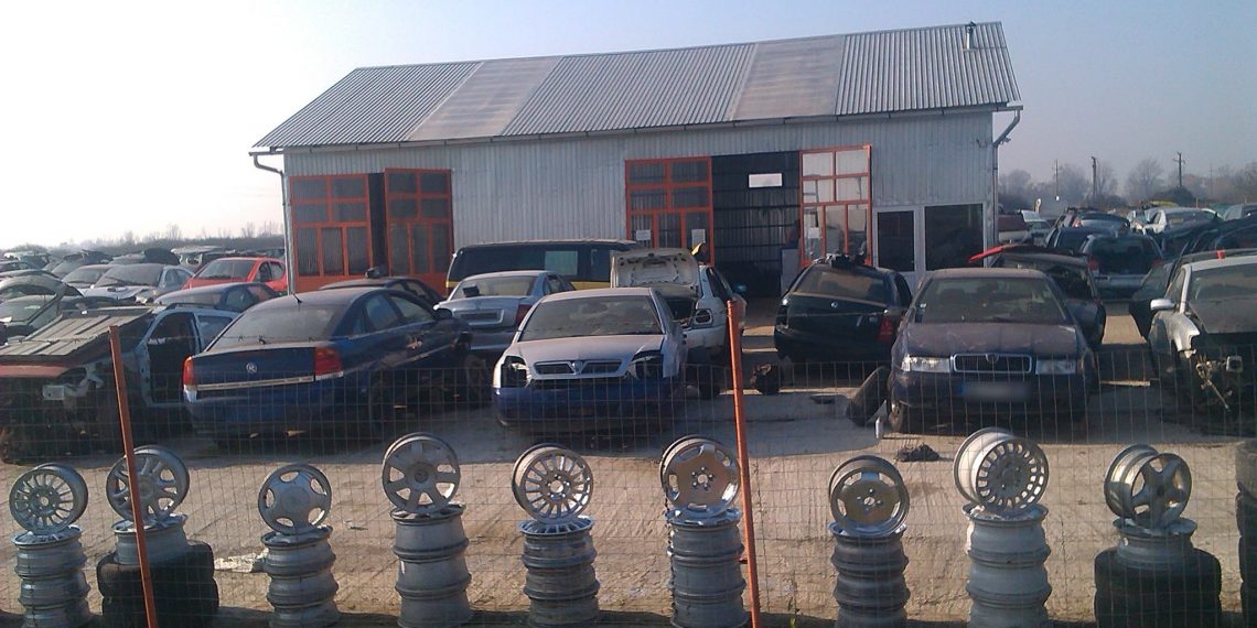 Lovitură la dezmembrări | Doi tineri au furat piese auto de 50.000 de lei de la un parc de dezmembrări auto din Tinca