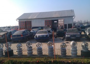 Lovitură la dezmembrări | Doi tineri au furat piese auto de 50.000 de lei de la un parc de dezmembrări auto din Tinca