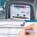 Lege nouă pentru facturile la gaze și energie electrică | Contorul se citeşte la maximum 3 luni, iar factura de regularizare se emite pe cel mult 3 luni