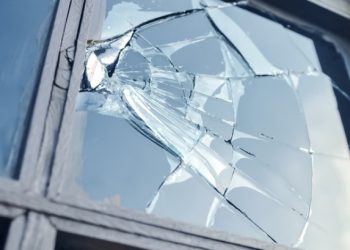 Supărat pe iubită, un orădean a încercat să dea foc unui ferestre din locuința unde se afla aceasta și a spart un geam | A fost arestat pentru 30 de zile