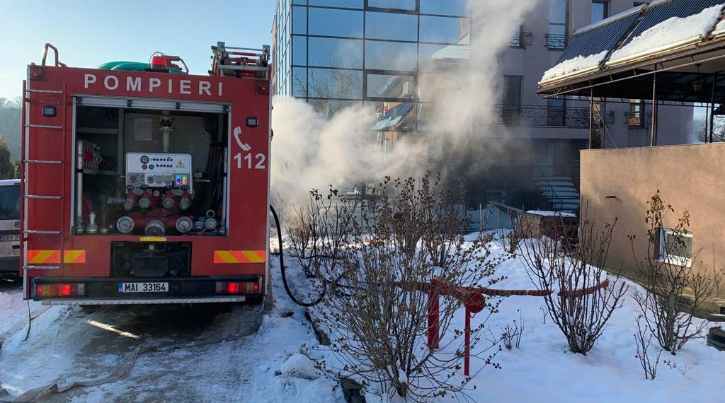FOTO-VIDEO. Incendiu la un hotel din Băile Felix | Focul a izbucnit la sauna clădirii