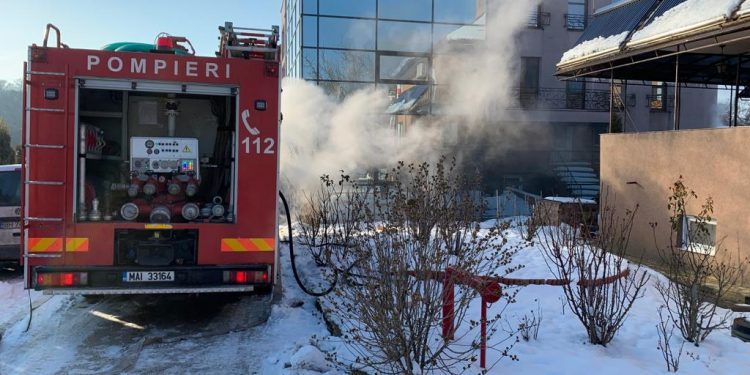 FOTO-VIDEO. Incendiu la un hotel din Băile Felix | Focul a izbucnit la sauna clădirii
