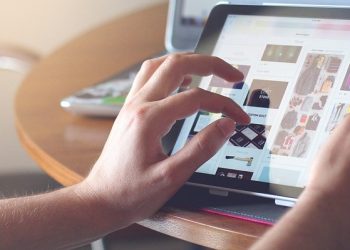 Protecția consumatorilor împotriva recenziilor înșelătoare | 55 % dintre site-urile web verificate încalcă legislația UE