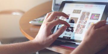 Protecția consumatorilor împotriva recenziilor înșelătoare | 55 % dintre site-urile web verificate încalcă legislația UE