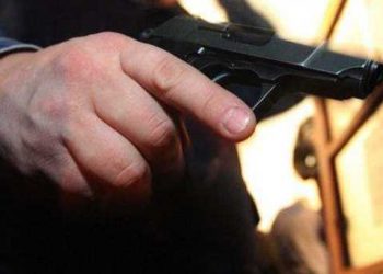 Scandal după o tamponare petrecută în Oradea | Un bărbat a fost arestat după ce l-a amenințat cu un pistol pe celălalt șofer și i-a cerut bani pentru daunele produse