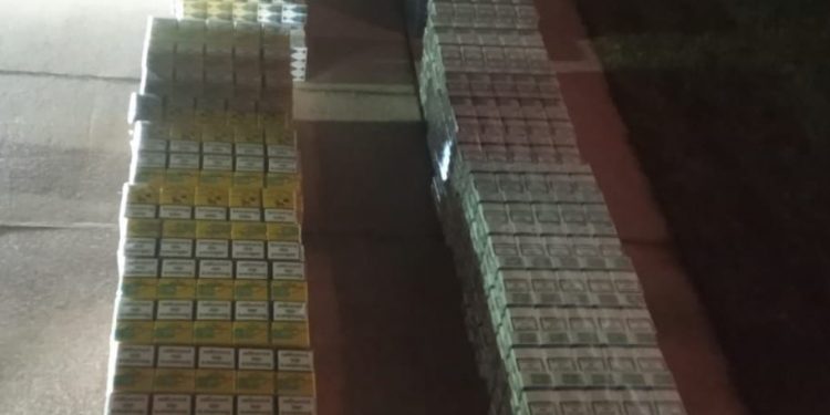 Peste 114.000 de țigări de contrabandă, găsite de polițiști în mașina și locuința unui bărbat din Tinca