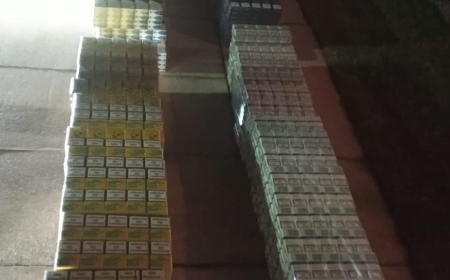 Peste 114.000 de țigări de contrabandă, găsite de polițiști în mașina și locuința unui bărbat din Tinca