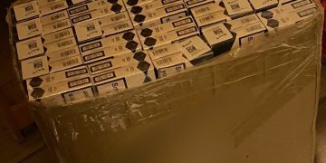 Peste 114.000 de țigări de contrabandă, găsite de polițiști în mașina și locuința unui bărbat din Tinca