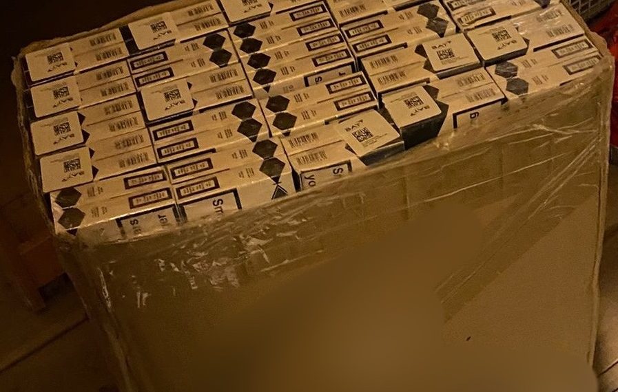 Peste 114.000 de țigări de contrabandă, găsite de polițiști în mașina și locuința unui bărbat din Tinca