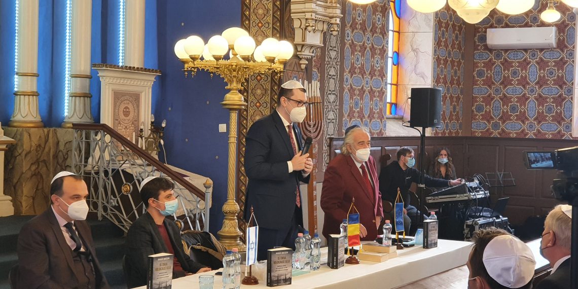 FOTO-VIDEO | ”Istoria Holocaustului. Desfiinţarea omului: de la ascensiunea lui Hitler până la execuția lui Eichmann” – Lansare de carte la Sinagoga Mare Ortodoxă din Oradea