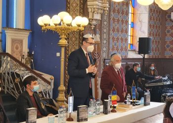 FOTO-VIDEO | ”Istoria Holocaustului. Desfiinţarea omului: de la ascensiunea lui Hitler până la execuția lui Eichmann” – Lansare de carte la Sinagoga Mare Ortodoxă din Oradea