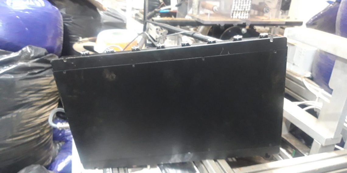 VIDEO. Fabrică ilegală de țigări, găsită sub pământ, într-un parc de mașini dezmembrate | Proprietarii foloseau un sistem de bruiere a semnalului telefoanelor și dronelor