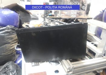 VIDEO. Fabrică ilegală de țigări, găsită sub pământ, într-un parc de mașini dezmembrate | Proprietarii foloseau un sistem de bruiere a semnalului telefoanelor și dronelor
