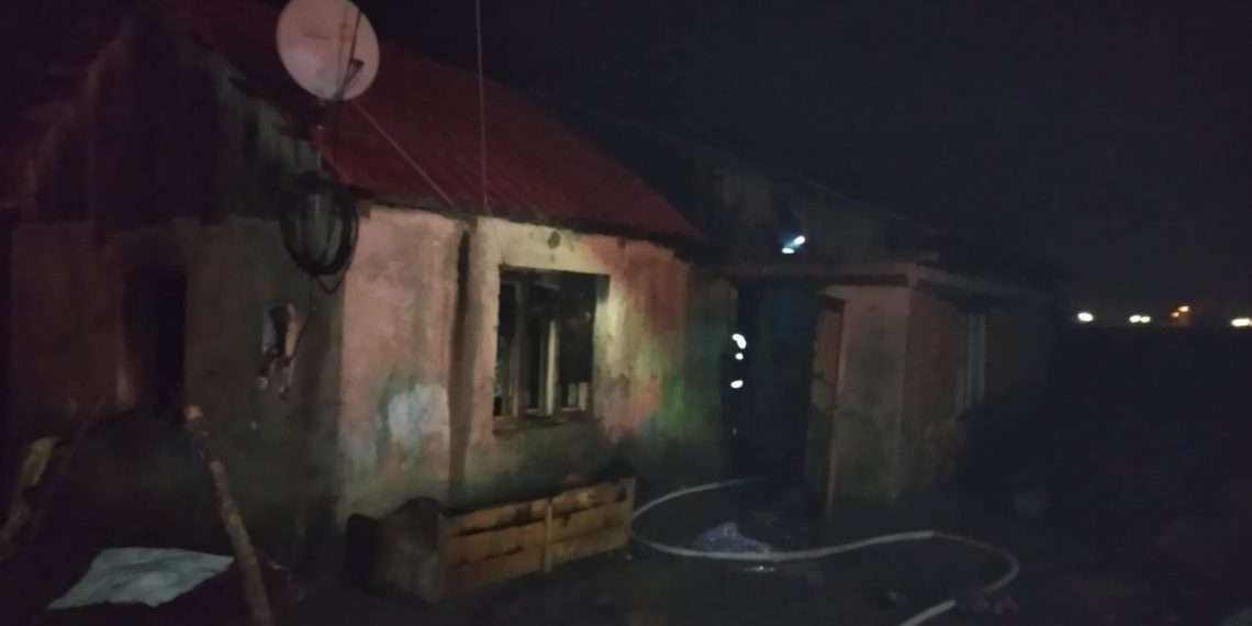 BIHOR. O fetiță de 3 ani și părinții ei au suferit arsuri într-un incendiu care le-a cuprins casa | Tatăl copilei a adormit cu țigara aprinsă
