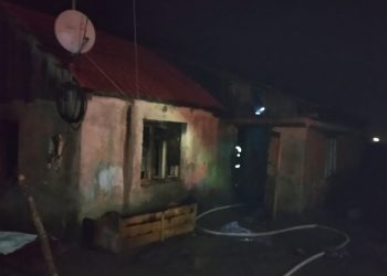 BIHOR. O fetiță de 3 ani și părinții ei au suferit arsuri într-un incendiu care le-a cuprins casa | Tatăl copilei a adormit cu țigara aprinsă