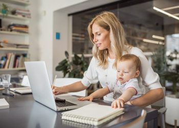 Mamele aflate în concediu pentru creșterea copilului pot obține venituri | Care sunt condițiile