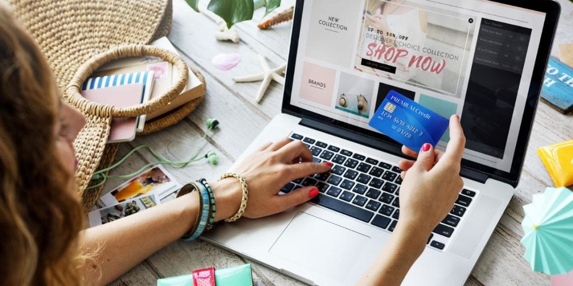 Cumpărăturile online, preferate de tot mai mulți români | Peste 6,2 miliarde de euro este valoarea tranzacțiilor online în 2021