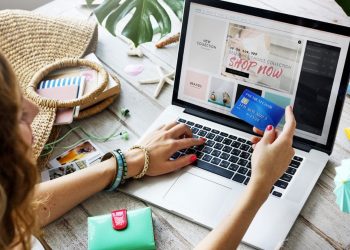 Cumpărăturile online, preferate de tot mai mulți români | Peste 6,2 miliarde de euro este valoarea tranzacțiilor online în 2021