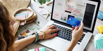 Cumpărăturile online, preferate de tot mai mulți români | Peste 6,2 miliarde de euro este valoarea tranzacțiilor online în 2021