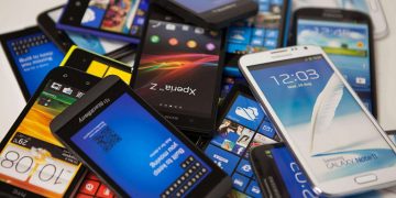 Telefoane mobile de 43 de milioane de lei, vândute pe internet, fără să fie plătite taxe