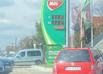 Aglomerație la pompe | De teama scumpirilor, șoferii din Oradea și mai multe localități din Bihor au format cozi kilometrice la benzinării. În Beiuș motorina a ajuns la 11 lei/litru