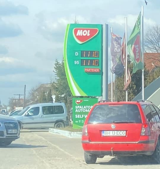 Aglomerație la pompe | De teama scumpirilor, șoferii din Oradea și mai multe localități din Bihor au format cozi kilometrice la benzinării. În Beiuș motorina a ajuns la 11 lei/litru