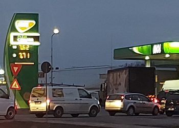 Aglomerație la pompe | De teama scumpirilor, șoferii din Oradea și mai multe localități din Bihor au format cozi kilometrice la benzinării. În Beiuș motorina a ajuns la 11 lei/litru