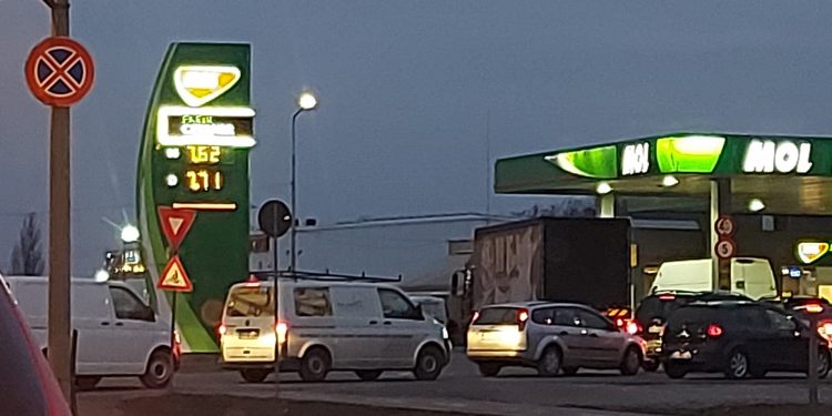 Aglomerație la pompe | De teama scumpirilor, șoferii din Oradea și mai multe localități din Bihor au format cozi kilometrice la benzinării. În Beiuș motorina a ajuns la 11 lei/litru
