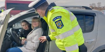De 8 Martie, polițiștii bihoreni le-au oferit flori, dulciuri și cafea ucrainencelor întâlnite în trafic