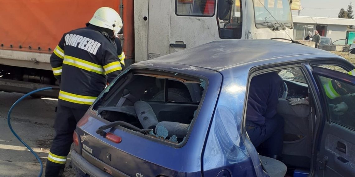 FOTO. Ciocnire între un camion și un autoturism, în Salonta | Două persoane sunt rănite. Intervine elicopterul SMURD