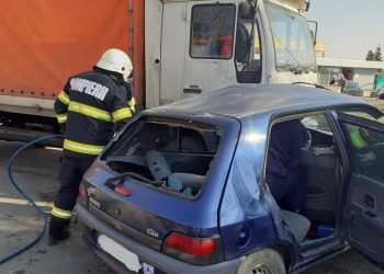 FOTO. Ciocnire între un camion și un autoturism, în Salonta | Două persoane sunt rănite. Intervine elicopterul SMURD