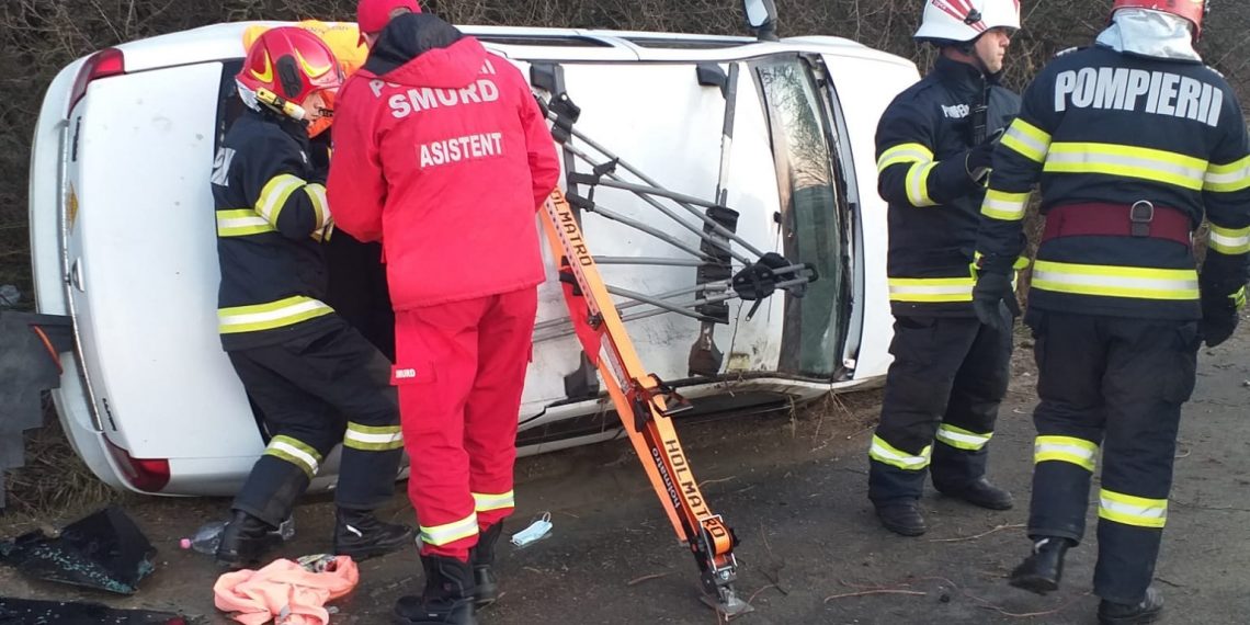 VIDEO-FOTO. Mașină răsturnată pe o stradă din Oradea | Intervenție a SMURD și a pompierilor pentru salvarea șoferiței