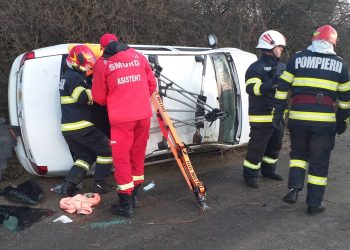 VIDEO-FOTO. Mașină răsturnată pe o stradă din Oradea | Intervenție a SMURD și a pompierilor pentru salvarea șoferiței