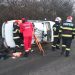 VIDEO-FOTO. Mașină răsturnată pe o stradă din Oradea | Intervenție a SMURD și a pompierilor pentru salvarea șoferiței