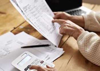 Poate fi administratorul în fapt al unei asociații de proprietari anchetat pentru delapidare? | Sesizare HP