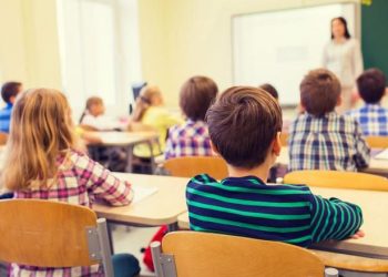 500 de lei, sprijin pentru elevi din medii defavorizate | Banii vor fi virați pe un card, în aprilie