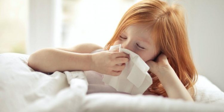 Lege promulgată | Părinții care nu sunt în izolare vor putea primi concediu medical pentru îngrijirea copiilor carantinați