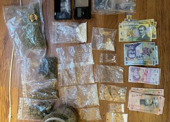 FOTO. Trei dealeri de droguri din Oradea, reținuți de DIICOT, în urma unor percheziții | Sunt suspectați că vindeau substanțe interzise unor clienți din oraș