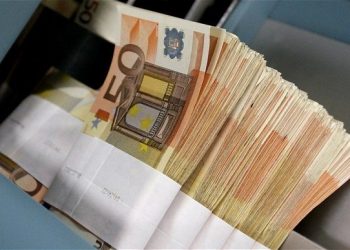 Inspector antifraudă, reținut după ce a cerut 100.000 de euro pentru ”ungerea” unui presupus procuror DNA
