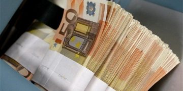Inspector antifraudă, reținut după ce a cerut 100.000 de euro pentru ”ungerea” unui presupus procuror DNA