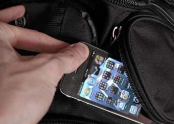 Tupeu de borfaș | Un adolescent de 15 ani, din Salonta, a fost arestat după ce a furat două telefoane de sub nasul victimelor. Anul trecut a fost judecat pentru o tâlhărie