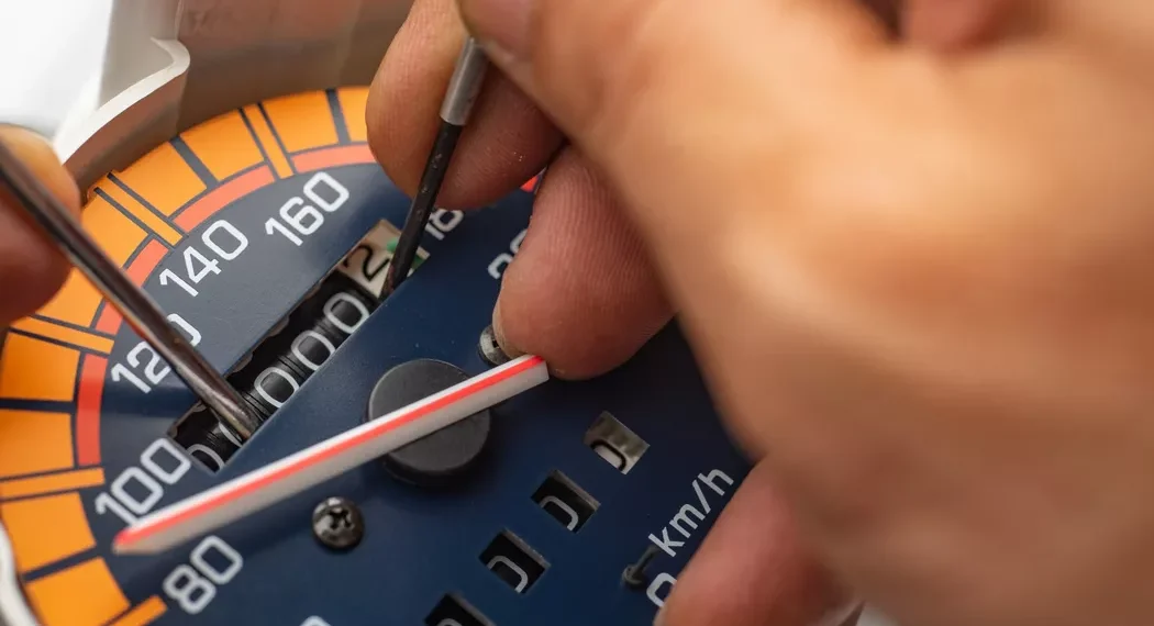 Modificarea kilometrajului unei mașini, pedepsită cu închisoarea | Proiect adoptat de Senat