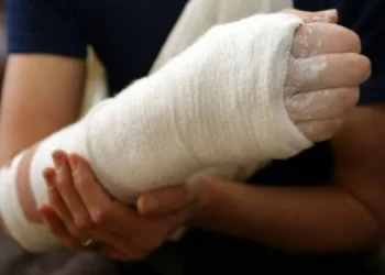 Despăgubiri de 15.000 de lei pentru o femeie care și-a fracturat mâna într-un magazin Kaufland