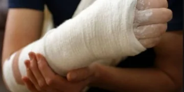 Despăgubiri de 15.000 de lei pentru o femeie care și-a fracturat mâna într-un magazin Kaufland