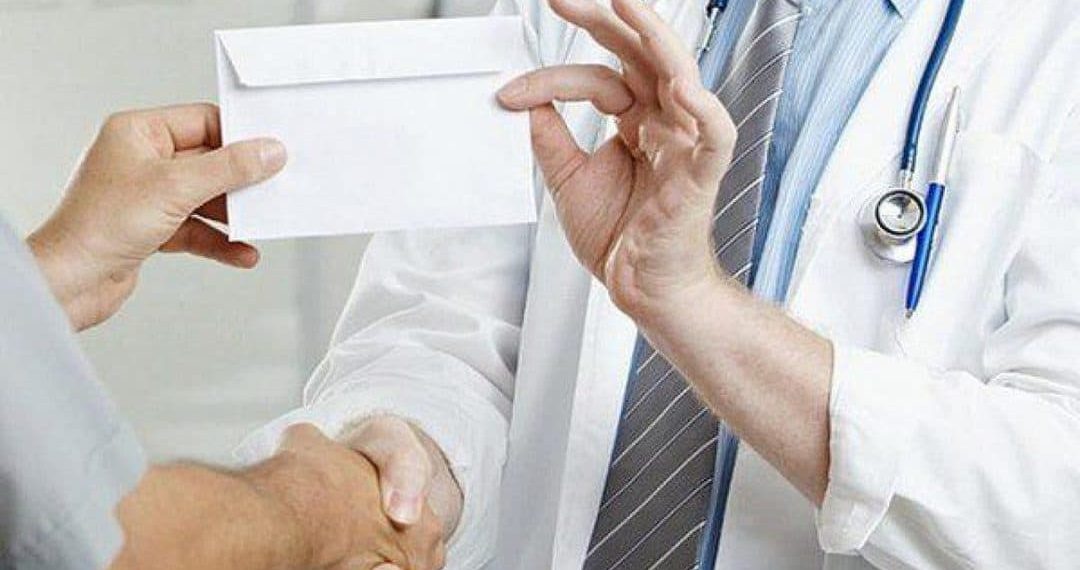 Trei doctorițe, reținute pentru mită și trafic de influență | Una dintre ele ar fi primit de la rezidentă 2.000 de euro ca să o ajute să treacă un examen