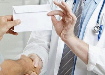 Trei doctorițe, reținute pentru mită și trafic de influență | Una dintre ele ar fi primit de la rezidentă 2.000 de euro ca să o ajute să treacă un examen