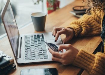 Numărul cumpărătorilor online din România, de opt ori mai mare față de 2010